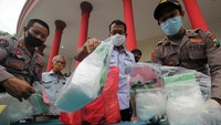 Polisi menunjukkan barang bukti hasil pengungkapan kasus peredaran narkotika di Polrestabes Surabaya, Jawa Timur, Rabu (29/4/2020).