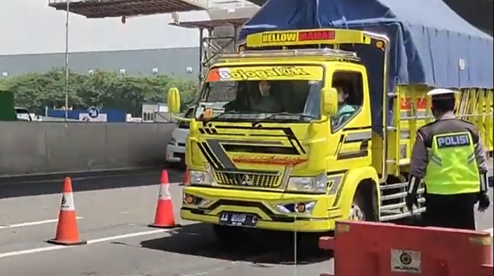 Direktorat Lalu Lintas Polda Metro Jaya mencatat masih ada yang berusaha keluar Jabodetabek setelah pemberlakuan larangan mudik akibat Covid-19. Salah satunya seperti yang terjadi pada operasi penyekatan di Gerbang Tol (GT) Cikarang Barat 1.