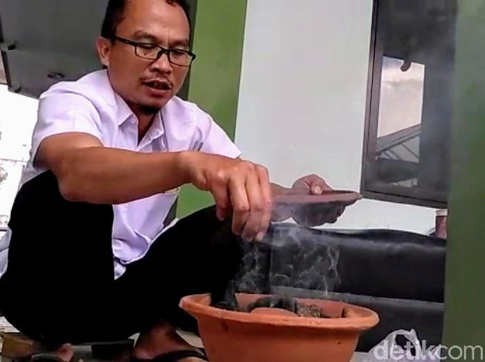 Seorang dokter di Bondowoso mengklaim bisa menangkal penyebaran virus Corona. Yakni dengan metode pengasapan menggunakan tembakau dan garam.