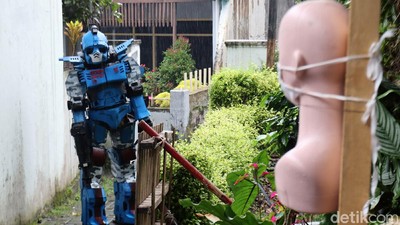 Robot COVID-19 Susuri Gang untuk Bubarkan Kerumunan di Bandung