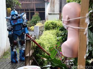 Robot COVID-19 Susuri Gang untuk Bubarkan Kerumunan di Bandung