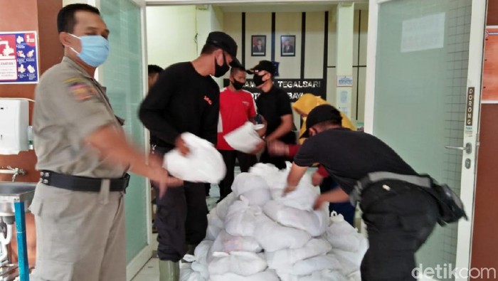 Pemkot Bagikan Paket Sembako