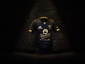 Jersey Ketiga Persebaya yang Elegan dengan Aksen Emas