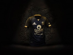 Jersey Ketiga Persebaya yang Elegan dengan Aksen Emas