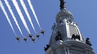 Pesawat Angkatan Udara AS terbang di atas cakrawala Philadelphia, Amerika Serikat, Selasa, 28 April 2020.