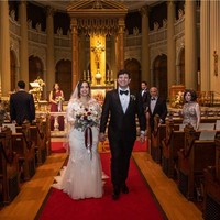 Dengan adanya foto-foto tersebut dan para tamu undangan serta anggota keluarga yang bisa menyaksikan momen pernikahan keduanya melalui live-streaming, Khachi mengaku jadi merasa sangat dicintai. Tidak hanya tamu undangan dan keluarga yang menghadiri pernikahannya, melainkan juga para jemaat gereja. Foto: dok. vicens forns photography