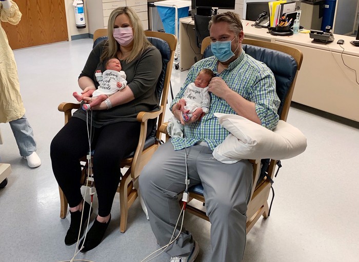 Jenifer dan Andre Laubach Parents who Both Had Coronavirus Hold Twin Sons for First Time Nearly 3 Weeks After Birth
https://app.asana.com/0/1135954362417873/1173291754690385/f
Credit: Beaumont Hospital