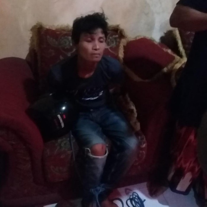 Viral video jambret ditangkap dan dihajar massa di Kota Kediri. Beruntung polisi bertindak cepat dan mengamankan pelaku.