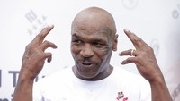 Anak muda itu sudah diperingati, tapi malah makin berulah dengan memprovokasi sampai melempar botol ke Mike Tyson. Anak muda itu bonyok, kemudian masalah dibawa ke polisi tapi keduanya dibebaskan karena anak muda itu juga tidak meminta tuntutan (Getty Images)