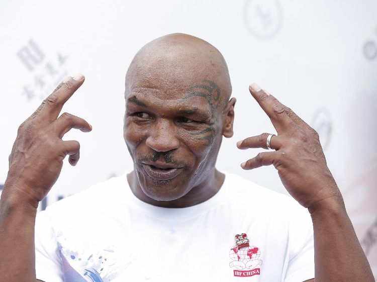 Begini Momen Mike Tyson Ganyang Penumpang Mabuk di Pesawat