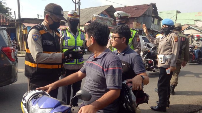 Polisi di Kabupaten Bogor tegur pelanggar PSBB dengan ayat Al-Quran