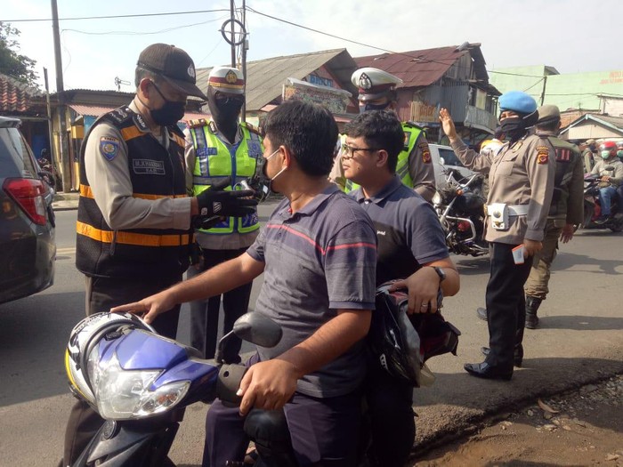Polisi di Kabupaten Bogor tegur pelanggar PSBB dengan ayat Al-Quran