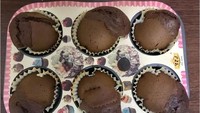Meski bentuknya aneh, tapi netizen bernama Norliza ini tetap pede dengan hasil cupcake cokelatnya yang kocak. Foto: Boredpanda
