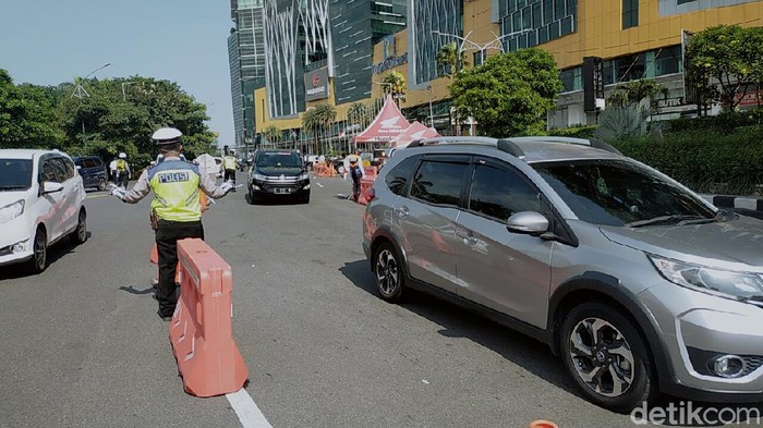 Di hari kedua PSBB Surabaya, volume kendaraan yang masuk Kota Pahlawan di check point Bundaran waru mengalami penurunan. Seperti yang disampaikan Dinas Perhuhungan (Dishub) Surabaya.