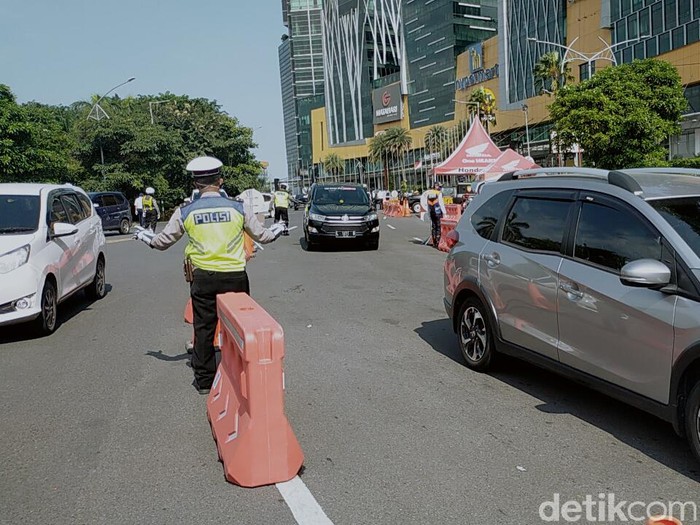 Di hari kedua PSBB Surabaya, volume kendaraan yang masuk Kota Pahlawan di check point Bundaran waru mengalami penurunan. Seperti yang disampaikan Dinas Perhuhungan (Dishub) Surabaya.
