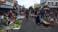 Para pedagang dan pembeli diwajibkan mengenakan masker.