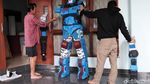Robot COVID-19 Susuri Gang untuk Bubarkan Kerumunan di Bandung