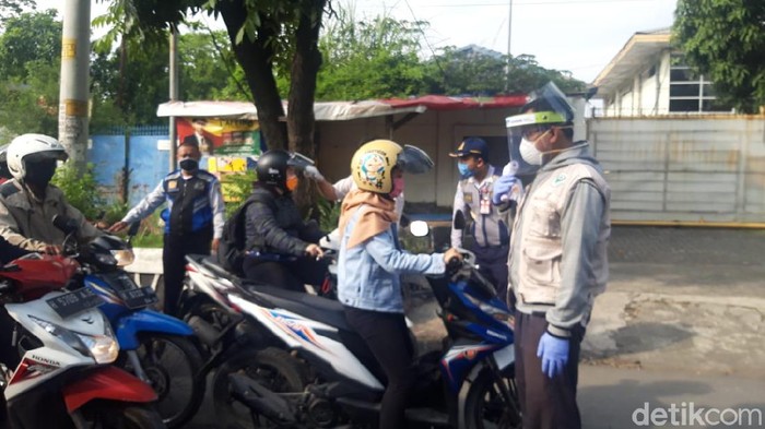 Pemeriksaan kendaraan di perbatasan Semarang, 29/4/2020