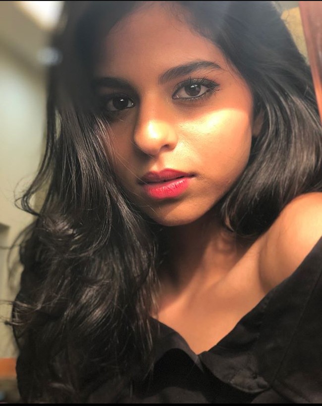 Suhana Khan juga tampil memesona dengan polesan makeup yang menghiasi wajahnya. Bagaimana menurutmu dengan pesona Suhana ini? Foto: Instagram @suhanakhan2
