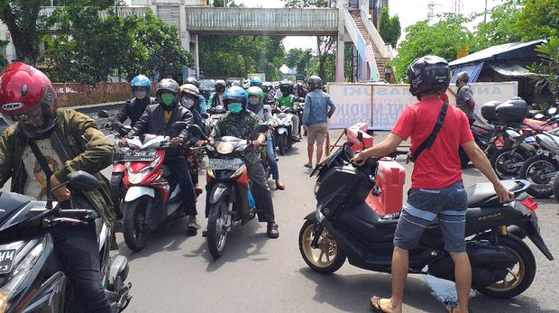 Pengendara yang melanggar aturan disuruh putar balik