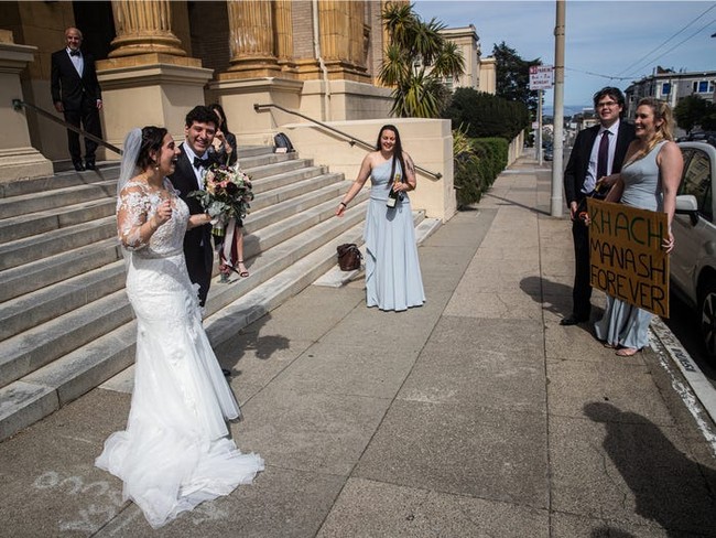 Pasangan bernama Emily dan Parris Khachi memutuskan tetap melangsungkan pernikahan ditengah pandemi Corona. Setelah bertunangan hampir setahun yang lalu, pada akhir pekan kemarin keduanya melangsungkan momen bahagianya tersebut di gereja St. Ignatius, San Fransisco, Amerika Serikat. Foto: dok. vicens forns photography
