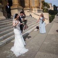 Pasangan bernama Emily dan Parris Khachi memutuskan tetap melangsungkan pernikahan ditengah pandemi Corona. Setelah bertunangan hampir setahun yang lalu, pada akhir pekan kemarin keduanya melangsungkan momen bahagianya tersebut di gereja St. Ignatius, San Fransisco, Amerika Serikat. Foto: dok. vicens forns photography