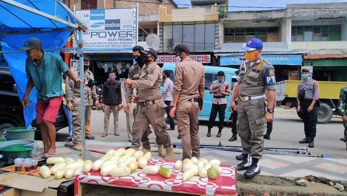 Viral pedagang takjil di Sinjai menendang barang dagangannya saat diminta petugas pindah lokasi dagang (dok. Istimewa)