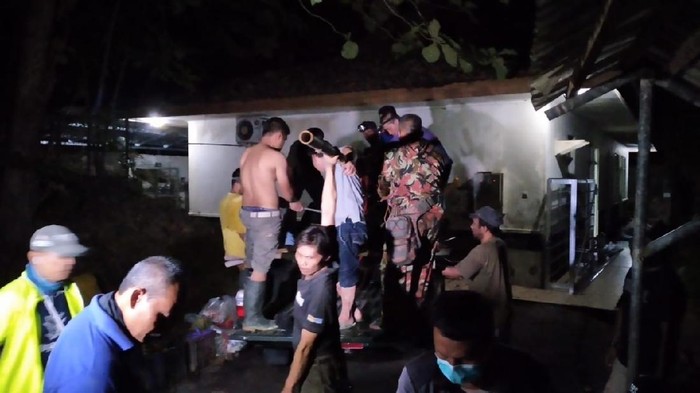Evakuasi beruang madu yang sempat lepas dari kandangnya di WRC YKAY Kulon progo, Rabu (29/4/2020).