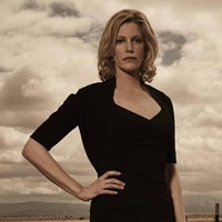Anna Gunn berhasil menghidupkan peran Skyler White -istri seorang guru kimia pengedar narkoba- di drama kriminal Breaking Bad yang membuatnya jadi karakter TV paling dibenci. Bahkan Anna pernah mendapat ancaman kematian akibat perannya itu. Kebencian terhadap Skyler telah menciptakan bias yang membuat orang jadi membencinya sebagai sosok seseorang. Selain jadi takut, saya juga heran bagaimana bisa sebuah karakter membuat orang jadi ingin membunuh aktris yang memainkan perannya? tulis Anna di kolom editorial New York Times. Foto: istimewa