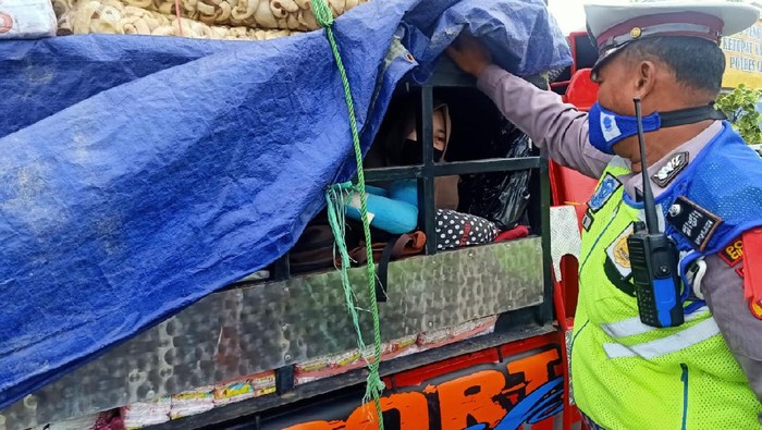 Warga mengelabui polisi di mobil pikap bermuatan kerupuk.