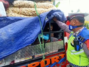 Angkut Orang di Bak Belakang, Pikap Muatan Kerupuk Dicegat Polisi
