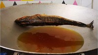 Meski sudah ditakdirkan tapi dia masih tidak mau. Hmm, bahkan ikan saja tidak mau bekerja sama, tulis netizen Asyraf yang sedang menggoreng ikan. Foto: Boredpanda