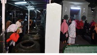 Foto kolase perbandingan suasana pasar yang berada di kompleks Makam Sunan Ampel saat bulan Ramadhan pada 2019 sebelum adanya pandemi COVID-19 (atas) dan saat pandemi COVID-19 (bawah).