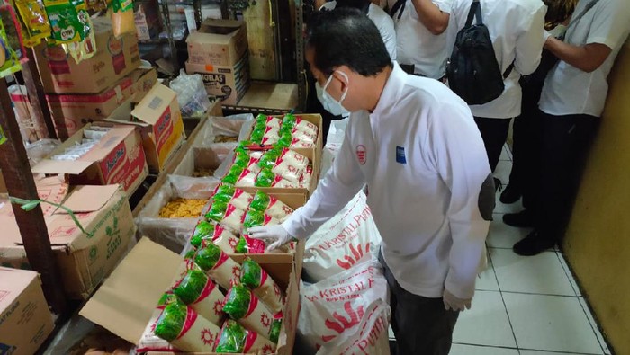 Mendag melakukan sidak ke pasar Kramat Jati Jakarta Timur. Salah satu tujuannya adalah memastikan harga gula pasir menjadi Rp 12.500/Kg.
