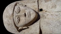 Peti berisi mumi wanita ditemukan dalam sebuah misi arkeologi Mesir-Spanyol. Diperkirakan, saat meninggal wanita di dalam peti berusia 15 atau 16 tahun. (Egypt Ministry of Tourism and Antiquities)
