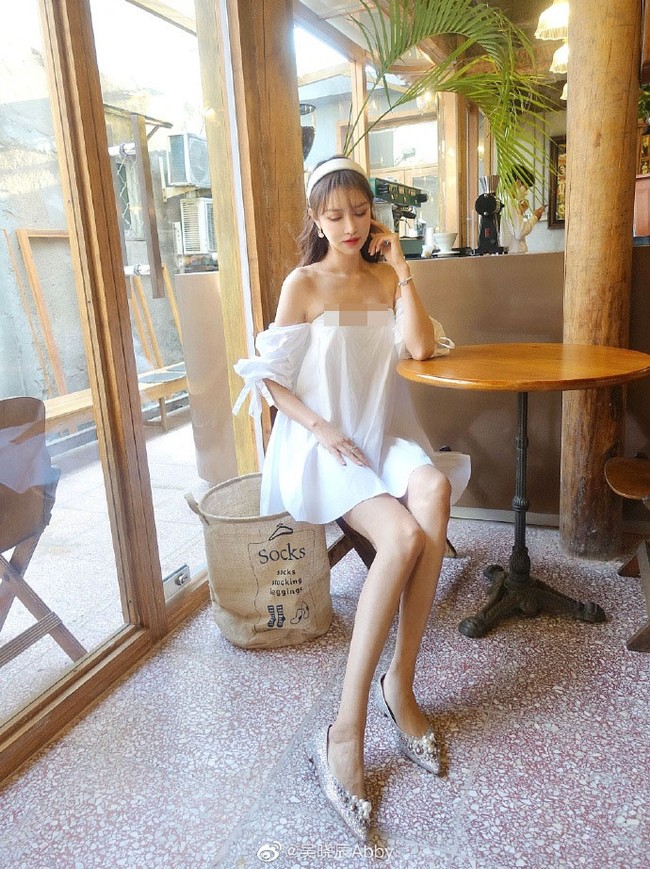 Setelah merasakan magisnya operasi plastik, Abby mulai beralih untuk mengubah bentuk tubuhnya yang lain. Ia mulai melakukan operasi untuk membuat wajah lebih tirus dan lebih terbentuk sempurna, termasuk dengan memasukan implan silikon di tulang rahangnya.Foto: dok. Weibo