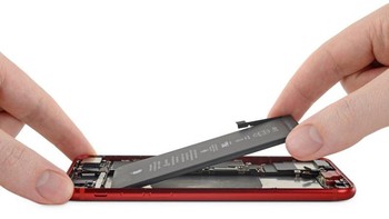 Baterai iPhone SE mulai dicopot. Kapasitas baterainya sama seperti iPhone 8. Foto: ifixit