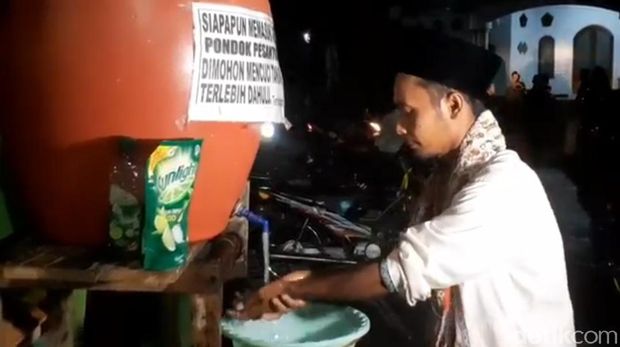 Sebelum masuk masjid, jemaah diharuskan cuci tangan