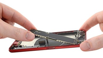 Board iPhone SE mulai dilepas. Foto: ifixit