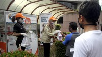 Selain pembagian Takjil, BNI juga menggelar Program Paket Pangan dengan menyalurkan sekitar 125.000 paket sembako serta menggelar program Bantuan Panti Asuhan ke seluruh Indonesia untuk membantu masyarakat yang kurang beruntung dan terdampak oleh wabah COVID-19.