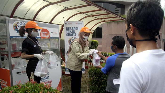 Pegawai BNI membagikan takjil pada masyarakat sekitar di Gedung Graha BNI di Jakarta. Ini merupakan bagian dari rangkaian Program Berkah Ramadan Untuk Indonesia.