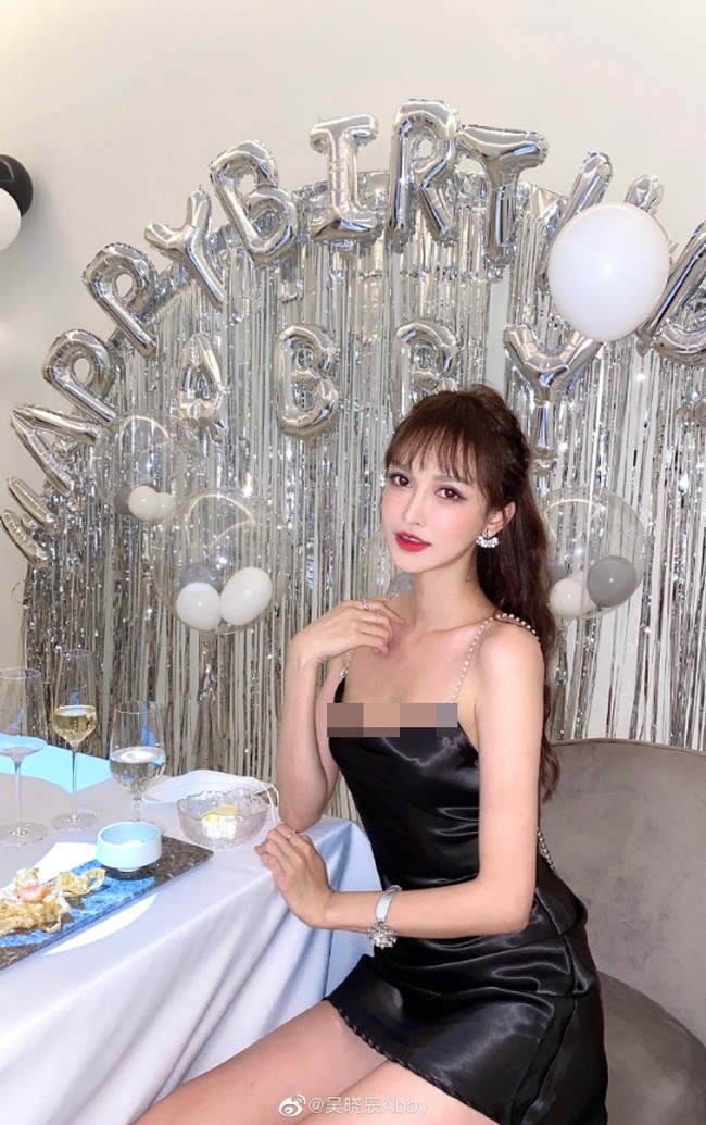 Wu Xiaochen atau yang dikenal dengan nama Abby populer di China sebagai model, selebgram, dan pebisnis. Jadi inspirasi banyak wanita muda, Abby mengungkap sisi gelap hidupnya yang ternyata kecanduan operasi plastik. Foto: dok. Weibo