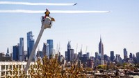 Sebelumnya Jet-jet tempur itu berkeliling New York dan Newark di New Jersey selama 40 menit kemudian bergerak ke Trenton, New Jersey.