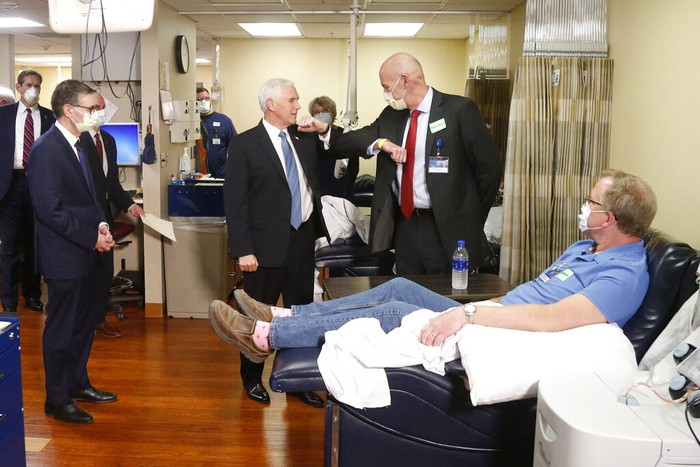 Wakil Presiden AS, Mike Pence mengunjungi pusat laboratorium untuk penelitian COVID-19, di Minnesota, AS. Selama kunjungannya, Mike Pence tidak menggunakan pelindung masker yang menjadi kewajiban di fasilitas kesehatan tersebut.