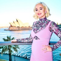 Katy Perry mengumumkan kehamilannya melalui sebuah video klip lagunya Never Worn White yang dirilis awal Maret 2020. Dalam wawancara dengan Extra, Katy mengungkapkan bagaimana kondisinya hamil di masa pandemi Corona. Aku baik-baik saja. Aku bersyukur tidak akan melahirkan besok, kata tunangan Orlando Bloom itu. Foto: Instagram