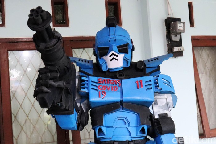 Robot COVID-19 Susuri Gang untuk Bubarkan Kerumunan di Bandung Robot COVID-19 dikerahkan untuk membubarkan kerumunan di Kota Bandung, Rabu (29/4). Robot ini juga memberi edukasi kepada warga agar tetap diam di rumah.