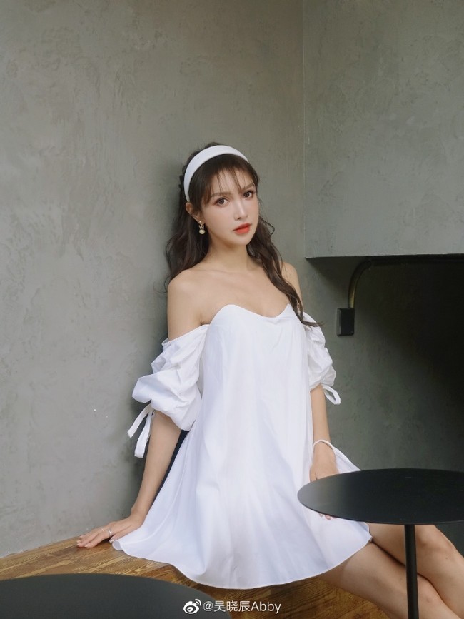 Wanita yang punya dua klinik operasi plastik dan telah bekerja sama dengan banyak brand kenamaan itu mengakuinya jika kecantikannya tidaklah natural. Abby bahkan sudah mulai menjalani prosedur kecantikan sejak usia 14 tahun. Terobsesi tampil sempurna, ia sudah ratusan kali bersentuhan dengan jarum dan pisau bedah. Foto: dok. Weibo