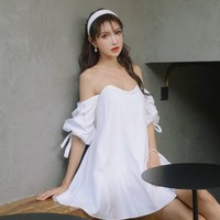 Wanita yang punya dua klinik operasi plastik dan telah bekerja sama dengan banyak brand kenamaan itu mengakuinya jika kecantikannya tidaklah natural. Abby bahkan sudah mulai menjalani prosedur kecantikan sejak usia 14 tahun. Terobsesi tampil sempurna, ia sudah ratusan kali bersentuhan dengan jarum dan pisau bedah. Foto: dok. Weibo