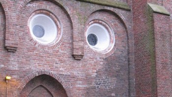 Pareidolia merupakan fenomena psikologi yang membuat orang melihat pola atau gambaran ekspresi dari berbagai objek secara acak. Foto: Sadanduseless