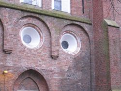 Apakah Kamu Melihat Penampakan Wajah Lucu di Deretan Foto Ini?